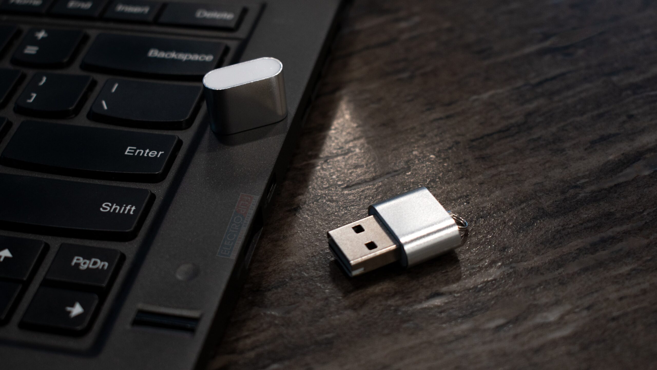 DSC_0503_edit-min-scaled-1.jpg Access all micro types Card reader